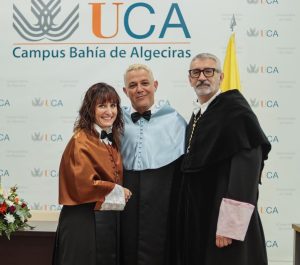 Alejandro Sanz Instagram - La asignatura más importante de nuestras vidas es la alegría. Y todxs somos sobresalientes. Hoy, me nombráis Doctor Honoris Causa por la Universidad de Cádiz, feliz y emocionado sólo puedo dar las gracias y dedicárselo a los que con un lápiz hacen arte, a los que con una pizarra hacen estudiantes, a los que con una guitarra hacen historias, a lo bello de vivir buscando siempre una nota, un número, una ecuación o una estrella o un detalle que nos salve. 

@univcadiz 
🙏❤️