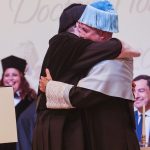 Alejandro Sanz Instagram - La asignatura más importante de nuestras vidas es la alegría. Y todxs somos sobresalientes. Hoy, me nombráis Doctor Honoris Causa por la Universidad de Cádiz, feliz y emocionado sólo puedo dar las gracias y dedicárselo a los que con un lápiz hacen arte, a los que con una pizarra hacen estudiantes, a los que con una guitarra hacen historias, a lo bello de vivir buscando siempre una nota, un número, una ecuación o una estrella o un detalle que nos salve. @univcadiz 🙏❤️