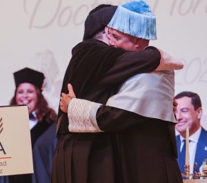 Alejandro Sanz Instagram - La asignatura más importante de nuestras vidas es la alegría. Y todxs somos sobresalientes. Hoy, me nombráis Doctor Honoris Causa por la Universidad de Cádiz, feliz y emocionado sólo puedo dar las gracias y dedicárselo a los que con un lápiz hacen arte, a los que con una pizarra hacen estudiantes, a los que con una guitarra hacen historias, a lo bello de vivir buscando siempre una nota, un número, una ecuación o una estrella o un detalle que nos salve. 

@univcadiz 
🙏❤️