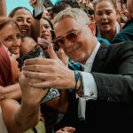 Alejandro Sanz Instagram - La asignatura más importante de nuestras vidas es la alegría. Y todxs somos sobresalientes. Hoy, me nombráis Doctor Honoris Causa por la Universidad de Cádiz, feliz y emocionado sólo puedo dar las gracias y dedicárselo a los que con un lápiz hacen arte, a los que con una pizarra hacen estudiantes, a los que con una guitarra hacen historias, a lo bello de vivir buscando siempre una nota, un número, una ecuación o una estrella o un detalle que nos salve. @univcadiz 🙏❤️