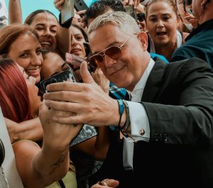 Alejandro Sanz Instagram - La asignatura más importante de nuestras vidas es la alegría. Y todxs somos sobresalientes. Hoy, me nombráis Doctor Honoris Causa por la Universidad de Cádiz, feliz y emocionado sólo puedo dar las gracias y dedicárselo a los que con un lápiz hacen arte, a los que con una pizarra hacen estudiantes, a los que con una guitarra hacen historias, a lo bello de vivir buscando siempre una nota, un número, una ecuación o una estrella o un detalle que nos salve. 

@univcadiz 
🙏❤️
