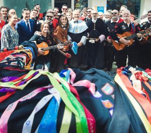 Alejandro Sanz Instagram - La asignatura más importante de nuestras vidas es la alegría. Y todxs somos sobresalientes. Hoy, me nombráis Doctor Honoris Causa por la Universidad de Cádiz, feliz y emocionado sólo puedo dar las gracias y dedicárselo a los que con un lápiz hacen arte, a los que con una pizarra hacen estudiantes, a los que con una guitarra hacen historias, a lo bello de vivir buscando siempre una nota, un número, una ecuación o una estrella o un detalle que nos salve. 

@univcadiz 
🙏❤️