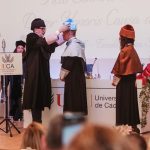 Alejandro Sanz Instagram - La asignatura más importante de nuestras vidas es la alegría. Y todxs somos sobresalientes. Hoy, me nombráis Doctor Honoris Causa por la Universidad de Cádiz, feliz y emocionado sólo puedo dar las gracias y dedicárselo a los que con un lápiz hacen arte, a los que con una pizarra hacen estudiantes, a los que con una guitarra hacen historias, a lo bello de vivir buscando siempre una nota, un número, una ecuación o una estrella o un detalle que nos salve. @univcadiz 🙏❤️