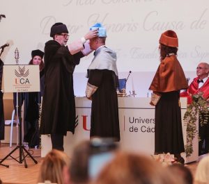 Alejandro Sanz Instagram - La asignatura más importante de nuestras vidas es la alegría. Y todxs somos sobresalientes. Hoy, me nombráis Doctor Honoris Causa por la Universidad de Cádiz, feliz y emocionado sólo puedo dar las gracias y dedicárselo a los que con un lápiz hacen arte, a los que con una pizarra hacen estudiantes, a los que con una guitarra hacen historias, a lo bello de vivir buscando siempre una nota, un número, una ecuación o una estrella o un detalle que nos salve. 

@univcadiz 
🙏❤️
