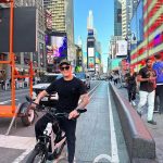 Alejandro Sanz Instagram - Dicen que eres la ciudad que nunca duerme, será porque en tus calles se tejen los sueños de ojos abiertos y corazones llenos. #SANZenVivoUSA 🇺🇸🥷 Nueva York