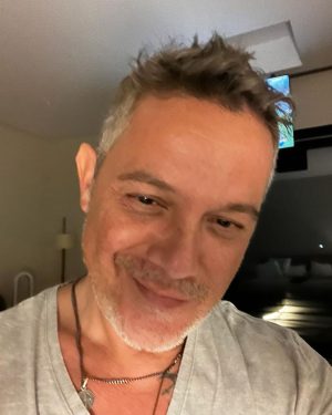 Alejandro Sanz Instagram - Con agosto desde amor. 

🥷