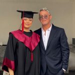 Alejandro Sanz Instagram - Qué bonita inocencia la tuya, mi niña @manuela.snzm . Sorprenderte es mi deporte favorito y mi premio, tu felicidad. Ya lo sabes, ni miles, ni millones de kilómetros me impedirían estar contigo en un día tan especial. Feliz graduación vida mía. Te amo ❤️