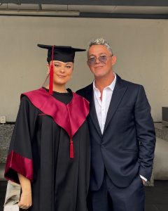 Alejandro Sanz Instagram - Qué bonita inocencia la tuya, mi niña @manuela.snzm . Sorprenderte es mi deporte favorito y mi premio, tu felicidad. Ya lo sabes, ni miles, ni millones de kilómetros me impedirían estar contigo en un día tan especial. Feliz graduación vida mía. Te amo ❤️