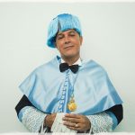 Alejandro Sanz Instagram - La asignatura más importante de nuestras vidas es la alegría. Y todxs somos sobresalientes. Hoy, me nombráis Doctor Honoris Causa por la Universidad de Cádiz, feliz y emocionado sólo puedo dar las gracias y dedicárselo a los que con un lápiz hacen arte, a los que con una pizarra hacen estudiantes, a los que con una guitarra hacen historias, a lo bello de vivir buscando siempre una nota, un número, una ecuación o una estrella o un detalle que nos salve. @univcadiz 🙏❤️