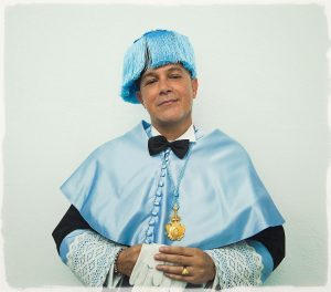 Alejandro Sanz Instagram - La asignatura más importante de nuestras vidas es la alegría. Y todxs somos sobresalientes. Hoy, me nombráis Doctor Honoris Causa por la Universidad de Cádiz, feliz y emocionado sólo puedo dar las gracias y dedicárselo a los que con un lápiz hacen arte, a los que con una pizarra hacen estudiantes, a los que con una guitarra hacen historias, a lo bello de vivir buscando siempre una nota, un número, una ecuación o una estrella o un detalle que nos salve. 

@univcadiz 
🙏❤️