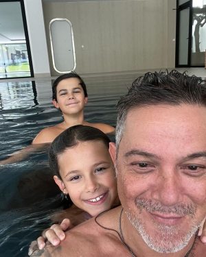 Alejandro Sanz Instagram - Con agosto desde amor. 

🥷