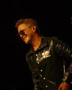 Alejandro Sanz Instagram - De sueño en sueño. Me tapo los oídos, aprieto el corazón y sólo me visita un latido. Resuena en mí: chi, chi, chi, le, le, le. Y con esto no tengo más que decir. Conmigo siempre 🇨🇱 🥷🌶️