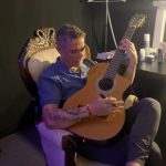 Alejandro Sanz Instagram - De sueño en sueño. Me tapo los oídos, aprieto el corazón y sólo me visita un latido. Resuena en mí: chi, chi, chi, le, le, le. Y con esto no tengo más que decir. Conmigo siempre 🇨🇱 🥷🌶️ Santiago de Chile