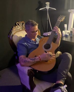 Alejandro Sanz Instagram - De sueño en sueño. Me tapo los oídos, aprieto el corazón y sólo me visita un latido. Resuena en mí: chi, chi, chi, le, le, le. Y con esto no tengo más que decir. Conmigo siempre 🇨🇱 🥷🌶️