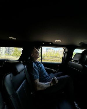 Alejandro Sanz Instagram - De sueño en sueño. Me tapo los oídos, aprieto el corazón y sólo me visita un latido. Resuena en mí: chi, chi, chi, le, le, le. Y con esto no tengo más que decir. Conmigo siempre 🇨🇱 🥷🌶️