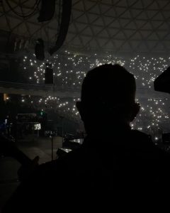Alejandro Sanz Instagram - De sueño en sueño. Me tapo los oídos, aprieto el corazón y sólo me visita un latido. Resuena en mí: chi, chi, chi, le, le, le. Y con esto no tengo más que decir. Conmigo siempre 🇨🇱 🥷🌶️ Santiago de Chile