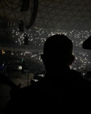 Alejandro Sanz Instagram - De sueño en sueño. Me tapo los oídos, aprieto el corazón y sólo me visita un latido. Resuena en mí: chi, chi, chi, le, le, le. Y con esto no tengo más que decir. Conmigo siempre 🇨🇱 🥷🌶️