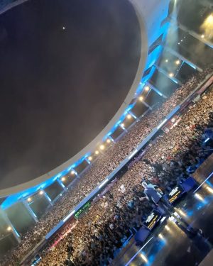 Alejandro Sanz Instagram - Viña, GRACIAS. Tu manera de sentir, de rugir, de vibrar, y sobre todo de curar. Es sobrenatural. Eres tan bella como fuerte. He respirado tu dolor de cerca, y déjame decirte, que nada podrá romperte. No renuncies a tu luz, deslumbra, yo me quedo cerca, las distancias son inexistentes para quien sabe querer. ❤️🥷

#Viña2024 @elfestivaldevina