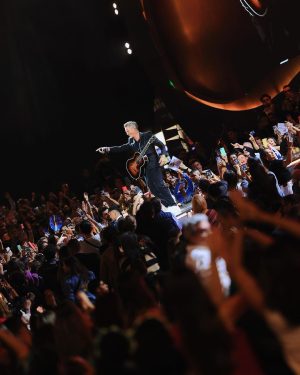 Alejandro Sanz Instagram - Viña, GRACIAS. Tu manera de sentir, de rugir, de vibrar, y sobre todo de curar. Es sobrenatural. Eres tan bella como fuerte. He respirado tu dolor de cerca, y déjame decirte, que nada podrá romperte. No renuncies a tu luz, deslumbra, yo me quedo cerca, las distancias son inexistentes para quien sabe querer. ❤️🥷

#Viña2024 @elfestivaldevina
