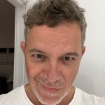 Alejandro Sanz Instagram - Mi día perfecto es cada día vivido. Sin querer o queriendo, cada lugar, persona o momento se convierte en esa nota, esa palabra que resuena en mi mente. Así es la metamorfosis de la vida convirtiéndose en canción. Hoy viajo, con los bolsillos llenos de ganas de subirme al escenario. Y una certeza se sienta a mi lado: lo que es la felicidad la enseña el dolor, el agua lo enseña la sed y la vida la enseña el arte en todas sus formas. Chile, Paraguay, voy a viviros de cerca, pero muy de cerca 🥷❤️
