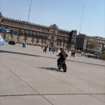 Alejandro Sanz Instagram - Mi día perfecto es cada día vivido. Sin querer o queriendo, cada lugar, persona o momento se convierte en esa nota, esa palabra que resuena en mi mente. Así es la metamorfosis de la vida convirtiéndose en canción. Hoy viajo, con los bolsillos llenos de ganas de subirme al escenario. Y una certeza se sienta a mi lado: lo que es la felicidad la enseña el dolor, el agua lo enseña la sed y la vida la enseña el arte en todas sus formas. Chile, Paraguay, voy a viviros de cerca, pero muy de cerca 🥷❤️