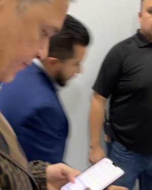 Alejandro Sanz Instagram - Qué bonita inocencia la tuya, mi niña @manuela.snzm . Sorprenderte es mi deporte favorito y mi premio, tu felicidad. Ya lo sabes, ni miles, ni millones de kilómetros me impedirían estar contigo en un día tan especial. Feliz graduación vida mía. Te amo ❤️