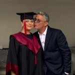 Alejandro Sanz Instagram - Qué bonita inocencia la tuya, mi niña @manuela.snzm . Sorprenderte es mi deporte favorito y mi premio, tu felicidad. Ya lo sabes, ni miles, ni millones de kilómetros me impedirían estar contigo en un día tan especial. Feliz graduación vida mía. Te amo ❤️