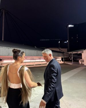 Alejandro Sanz Instagram - Qué bonita inocencia la tuya, mi niña @manuela.snzm . Sorprenderte es mi deporte favorito y mi premio, tu felicidad. Ya lo sabes, ni miles, ni millones de kilómetros me impedirían estar contigo en un día tan especial. Feliz graduación vida mía. Te amo ❤️