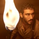 Alejandro Speitzer Instagram – “La cabeza de Joaquín Murrieta” is out now @primevideomx 

Murrieta ha sido, sin duda, uno de los regalos más bonitos a lo largo de mi vida y de mi carrera. 

Carrillo llegó a pararse frente a ese espejo del actor donde pude encontrar respuestas, donde recordé que también se puede transitar con el dolor y que las respuestas tarde o temprano llegan. 
Al final, la vida va de la búsqueda. 

Hace unos días me preguntaban que qué me llevaba de este proyecto. Me llevo la pasión y el talento de mis compañeros y equipo, y me llevo también, la inspiración de haber navegado con tripulantes dispuestos a librar cualquier batalla. 

Parece que fue ayer querido @david.pablos cuando me entregaste tu confianza y esa escoba para comenzar a limpiar no solo nuestro espacio, sino también todas esas ideas que como actor, muchas veces me limitan. 

Mauricio Leiva y @el_tripulante 
Crearon una serie que nos lleva a revisitar nuestra historia para de esta forma, entender nuestro presente. 
“La cabeza de Joaquín Murrieta” es el claro ejemplo de lo que somos como mexicanos; mujeres y hombres dispuestos a luchar con la firme idea de no perder nuestra dignidad. 

Galopa Murrieta, galopa.