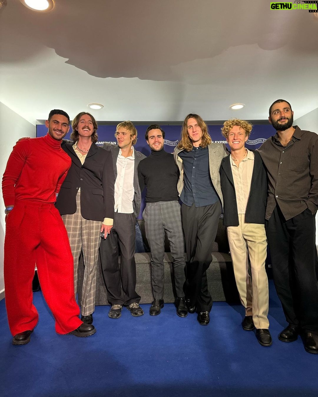 Alejandro Speitzer Instagram - Noche épica #ConAmex, disfrutando de buena música y de los amigos 🖤 @amexmexico