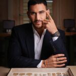Alejandro Speitzer Instagram - Emocionado de presentar el nuevo @bulgari Octo Finissimo #carbongold en el marco de @siarmx . Hace unas semanas tuve la oportunidad de presenciar su elaboración en las manufacturas de Bulgari en Suiza: Innovación en ingeniería, materiales inesperados y diseño italiano. #BulgariWatches #Bulgari #octofinissimo