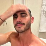 Alejandro Speitzer Instagram - Me he tenido que enfermar, y con ganas, para quedarme 4 días en casa. No recuerdo la última vez que pase tanto tiempo en ella, pero siendo honesto, cuanta falta me hacía… Está siendo, también, la oportunidad de escuchar a mi cuerpo (cosa que tengo que hacer más), de seguir leyendo, y de sentirme sin los distractores de allá afuera. Ánimo.