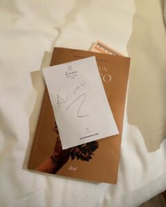 Alejandro Speitzer Instagram - Me he tenido que enfermar, y con ganas, para quedarme 4 días en casa. No recuerdo la última vez que pase tanto tiempo en ella, pero siendo honesto, cuanta falta me hacía… Está siendo, también, la oportunidad de escuchar a mi cuerpo (cosa que tengo que hacer más), de seguir leyendo, y de sentirme sin los distractores de allá afuera. Ánimo.