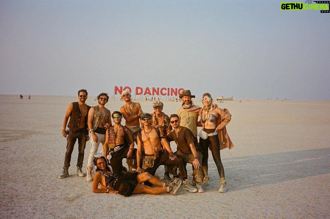 Alejandro Speitzer Instagram - •ENTRE CHARCOS Y ENSEÑANZAS• Partía de Reno rumbo a Black rock city cuando antes de subir al bus apareció una mujer de unos 45 años preguntándome si sabía cómo llegar de ahí al aeropuerto (estábamos justo al lado) , le contesté que sí, que podía llevarla y así aprovechaba para comprar las ultimas municiones en la tienda del aeropuerto. Comenzamos a platicar, me dijo que este era su primer burn y que estaba cumpliendo uno de sus más grandes sueños, vivir Burning Man. Comenzamos a abrirnos, le dije la relevancia que tenía para mi la semana que estaba por venir, que había sido un año de muchas emociones y que necesitaba regalarme esos días donde mi única responsabilidad sería abrazar mi proceso. Justo antes de volver me dijo que me quería compartir algo. - Alejandro, me estoy muriendo, me quedan poco menos de 6 mese de vida, tengo cancer, y quiero agradecerte por escucharme, algo me dice que tomaras mis palabras y mi historia como reflexión y que nos volveremos a encontrar.. A veces, solo necesitamos que nos escuchen, nada más. Que fortuna haber sido su receptor. Estamos de paso. 35mm. 🤍 Black Rock City, Burning Man, Nevada