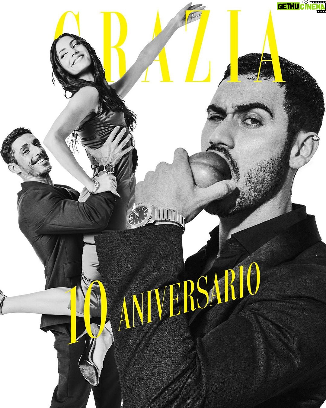 Alejandro Speitzer Instagram - Llega Octubre y es hora de celebrar contigo los primeros 10 años de Grazia México que desde Italia llegó para presentar el EASY CHIC! En portada, nos acompañan 10 amigos de GRAZIA México y Latinoamérica: Yalitza Aparicio, Irene Azuela, Diego Calva, Manolo Caro, Aislinn Derbez, Alberto Guerra, Bárbara López, Renata Notni, Karla Souza y Alejandro Speitzer. No te pierdas esta edición de colección que, como siempre, trae para ti lo mejor en moda belleza y celebridades. Let’s celebrate! . . . . . . . . . . . Yalitza Aparicio en #LouisVuitton #Cartier Irene Azuela en #Chanel #Pomellato Diego Calva #Gucci #Omega Manolo Caro #LouisVuitton Aislinn Derbez #Ferragamo #Tiffany&Co Alberto Guerra #Prada #AudemarsPiguet Barbara Lopez #DolceGabbana #Tiffany&Co Renata Notni #Fendi #BULGARI Karla Souza #Dior #Omega Alejandro Speitzer #Zegna #BULGARI . . . . . Fotografía: @santiagorui Editora de moda: @annielask Directora Editorial. Toni Salamanca @tonisalamanca Makeup: @gusbortolotti Hair: @ernestovargas_hair Asistente de Foto. Javier Pérez @javiprez_ Bárbara López Makeup: Isra Quiroz @israquiroz Hair: Alejandro Iñiguez @alejandroiniguezhair Manolo Caro Fotografía: Pablo Mingo @pablomingo Grooming: @agosfaggianomakeupartist PORTADA - 2 de 3 #grazia10 #aniversario #felizcumpleaños #HAPPYBIRTHDAY #GRAZIAMéxico Mexico City, Mexico