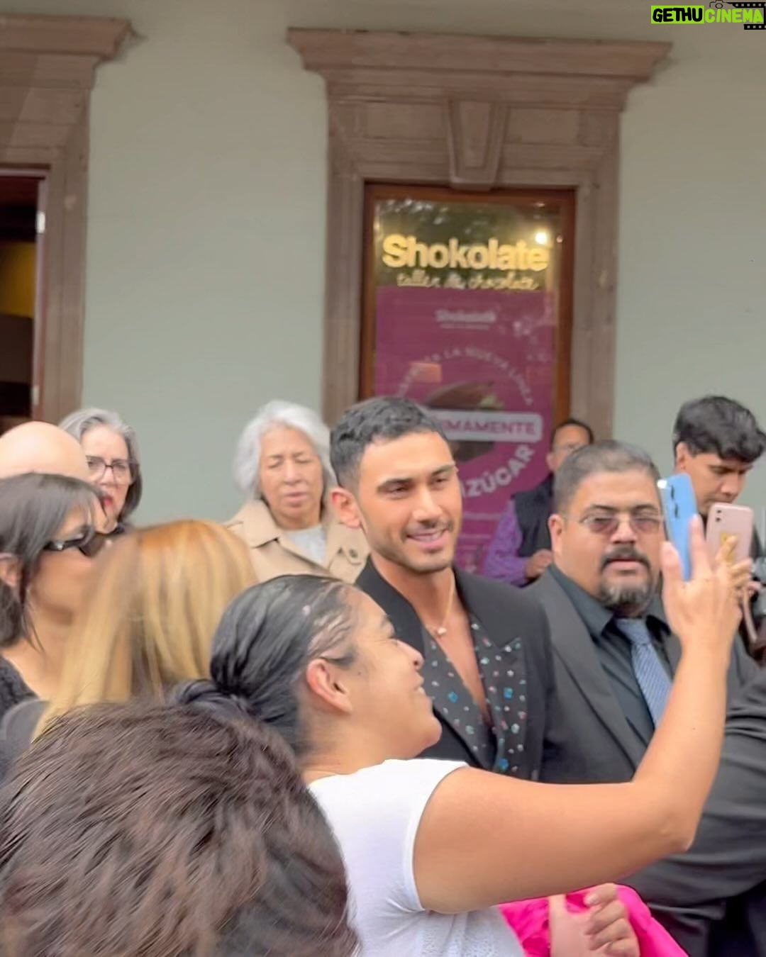 Alejandro Speitzer Instagram - Sin duda, una de las noches más bonitas a lo largo de mi carrera 🤍 GRACIAS Morelia por tan cálido recibimiento y por haber abrazado “Straight” en el marco del @ficm . Esta noche también es tuya @francomasini . Bravo equipo! Thanks @etro by @marcodevincenzo And my family @bulgari 📸 @mariocervanttes Morelia, Michoacán, México.