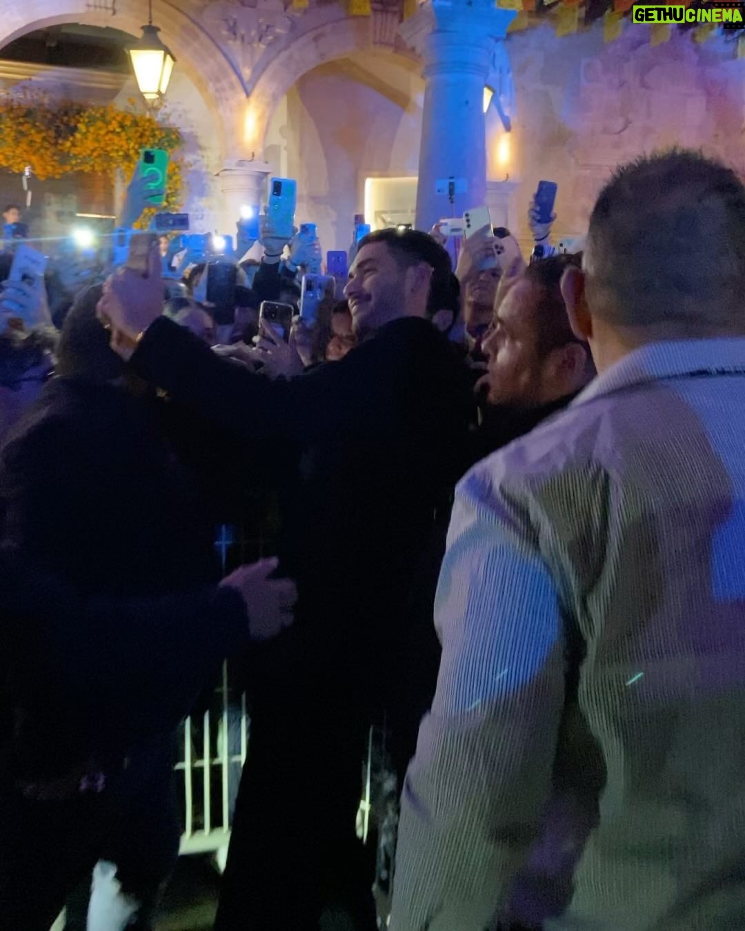 Alejandro Speitzer Instagram - Sin duda, una de las noches más bonitas a lo largo de mi carrera 🤍 GRACIAS Morelia por tan cálido recibimiento y por haber abrazado “Straight” en el marco del @ficm . Esta noche también es tuya @francomasini . Bravo equipo! Thanks @etro by @marcodevincenzo And my family @bulgari 📸 @mariocervanttes Morelia, Michoacán, México.