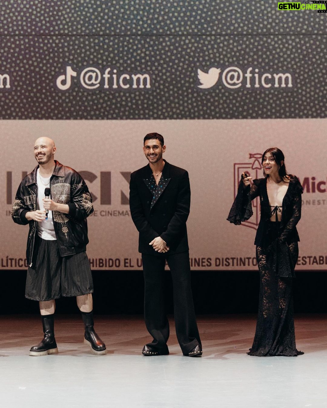 Alejandro Speitzer Instagram - Sin duda, una de las noches más bonitas a lo largo de mi carrera 🤍 GRACIAS Morelia por tan cálido recibimiento y por haber abrazado “Straight” en el marco del @ficm . Esta noche también es tuya @francomasini . Bravo equipo! Thanks @etro by @marcodevincenzo And my family @bulgari 📸 @mariocervanttes Morelia, Michoacán, México.