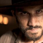 Alejandro Speitzer Instagram – “La cabeza de Joaquín Murrieta” is out now @primevideomx 

Murrieta ha sido, sin duda, uno de los regalos más bonitos a lo largo de mi vida y de mi carrera. 

Carrillo llegó a pararse frente a ese espejo del actor donde pude encontrar respuestas, donde recordé que también se puede transitar con el dolor y que las respuestas tarde o temprano llegan. 
Al final, la vida va de la búsqueda. 

Hace unos días me preguntaban que qué me llevaba de este proyecto. Me llevo la pasión y el talento de mis compañeros y equipo, y me llevo también, la inspiración de haber navegado con tripulantes dispuestos a librar cualquier batalla. 

Parece que fue ayer querido @david.pablos cuando me entregaste tu confianza y esa escoba para comenzar a limpiar no solo nuestro espacio, sino también todas esas ideas que como actor, muchas veces me limitan. 

Mauricio Leiva y @el_tripulante 
Crearon una serie que nos lleva a revisitar nuestra historia para de esta forma, entender nuestro presente. 
“La cabeza de Joaquín Murrieta” es el claro ejemplo de lo que somos como mexicanos; mujeres y hombres dispuestos a luchar con la firme idea de no perder nuestra dignidad. 

Galopa Murrieta, galopa.