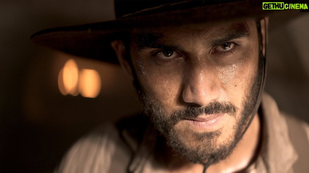 Alejandro Speitzer Instagram - “La cabeza de Joaquín Murrieta” is out now @primevideomx Murrieta ha sido, sin duda, uno de los regalos más bonitos a lo largo de mi vida y de mi carrera. Carrillo llegó a pararse frente a ese espejo del actor donde pude encontrar respuestas, donde recordé que también se puede transitar con el dolor y que las respuestas tarde o temprano llegan. Al final, la vida va de la búsqueda. Hace unos días me preguntaban que qué me llevaba de este proyecto. Me llevo la pasión y el talento de mis compañeros y equipo, y me llevo también, la inspiración de haber navegado con tripulantes dispuestos a librar cualquier batalla. Parece que fue ayer querido @david.pablos cuando me entregaste tu confianza y esa escoba para comenzar a limpiar no solo nuestro espacio, sino también todas esas ideas que como actor, muchas veces me limitan. Mauricio Leiva y @el_tripulante Crearon una serie que nos lleva a revisitar nuestra historia para de esta forma, entender nuestro presente. “La cabeza de Joaquín Murrieta” es el claro ejemplo de lo que somos como mexicanos; mujeres y hombres dispuestos a luchar con la firme idea de no perder nuestra dignidad. Galopa Murrieta, galopa.