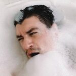 Aleksandr Gudkov Instagram - @glamour_russia впервые за всю свою историю сделал бесплатный номер из дома с 9 обложками! Кривляка, певица, мамуля юмористка, врач, учитель, курьер, поп идолы, и Ургант! Все обворожительны! Ванна под ключ