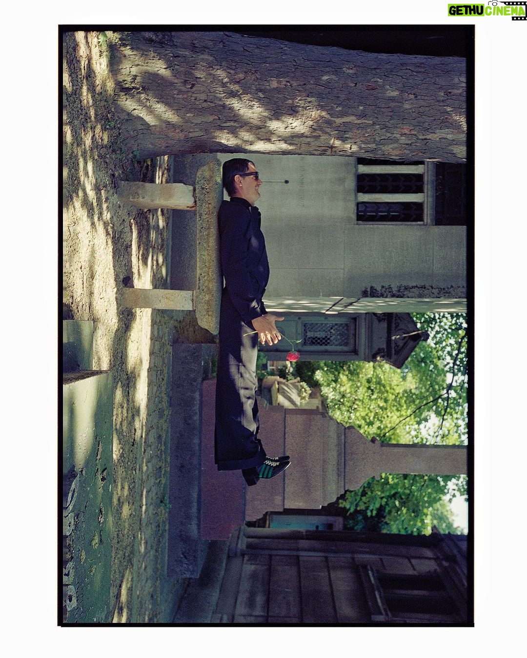 Aleksandr Gudkov Instagram - J’ai pris ces photos D’Alexandre en utilisant la magie des films périmés. Si vous aussi souhaitez une séance photo et que vous êtes à Paris, envoyez-moi un message même après la fermeture du cimetière. Pour votre magazine préféré @badlonmagazine 💛 Total look @gucci #madewithkodak Paris, France