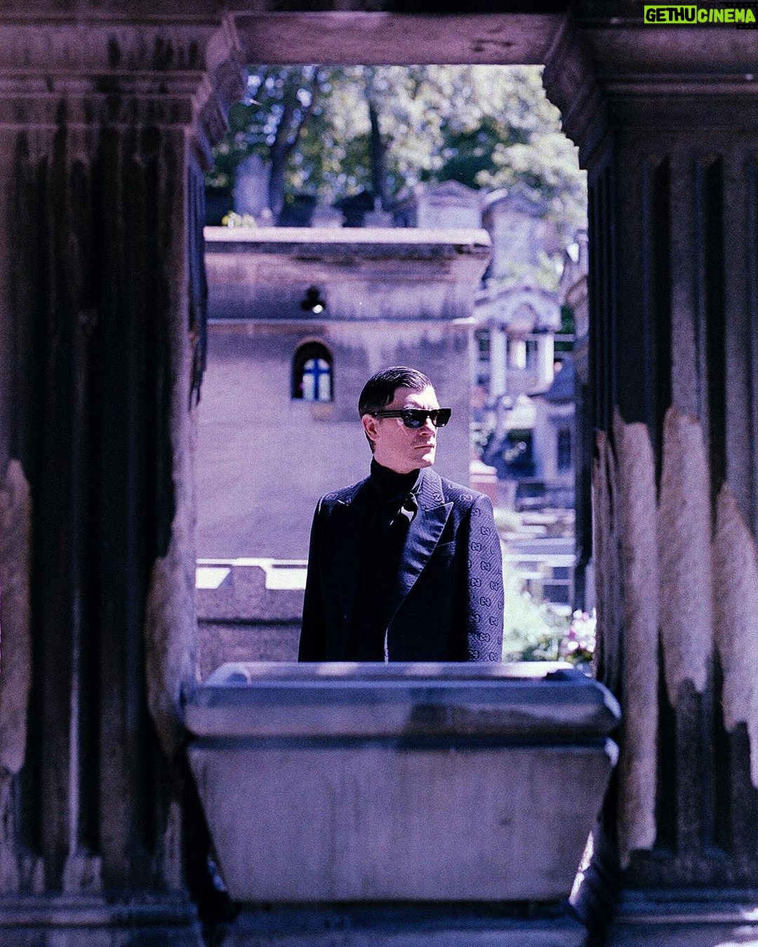 Aleksandr Gudkov Instagram - J’ai pris ces photos D’Alexandre en utilisant la magie des films périmés. Si vous aussi souhaitez une séance photo et que vous êtes à Paris, envoyez-moi un message même après la fermeture du cimetière. Pour votre magazine préféré @badlonmagazine 💛 Total look @gucci #madewithkodak Paris, France