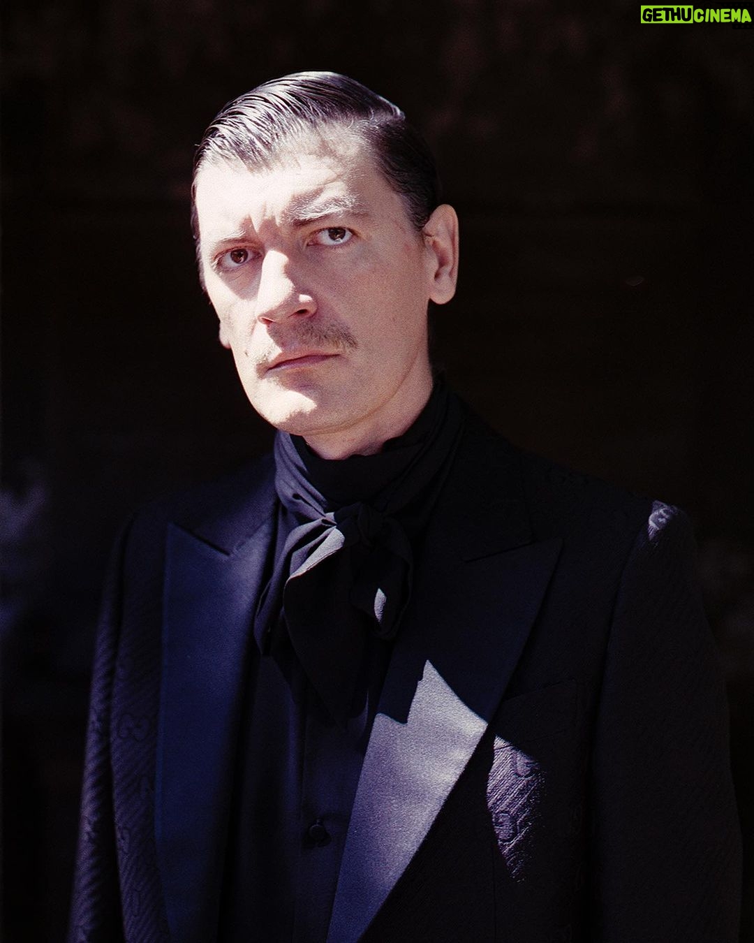 Aleksandr Gudkov Instagram - J’ai pris ces photos D’Alexandre en utilisant la magie des films périmés. Si vous aussi souhaitez une séance photo et que vous êtes à Paris, envoyez-moi un message même après la fermeture du cimetière. Pour votre magazine préféré @badlonmagazine 💛 Total look @gucci #madewithkodak Paris, France