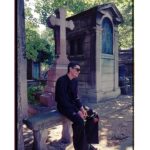 Aleksandr Gudkov Instagram - J’ai pris ces photos D’Alexandre en utilisant la magie des films périmés. Si vous aussi souhaitez une séance photo et que vous êtes à Paris, envoyez-moi un message même après la fermeture du cimetière. Pour votre magazine préféré @badlonmagazine 💛 Total look @gucci #madewithkodak Paris, France