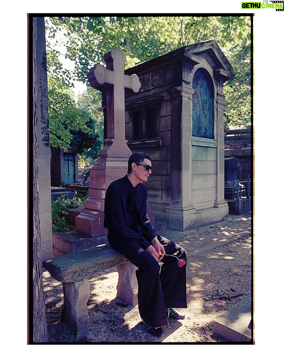 Aleksandr Gudkov Instagram - J’ai pris ces photos D’Alexandre en utilisant la magie des films périmés. Si vous aussi souhaitez une séance photo et que vous êtes à Paris, envoyez-moi un message même après la fermeture du cimetière. Pour votre magazine préféré @badlonmagazine 💛 Total look @gucci #madewithkodak Paris, France