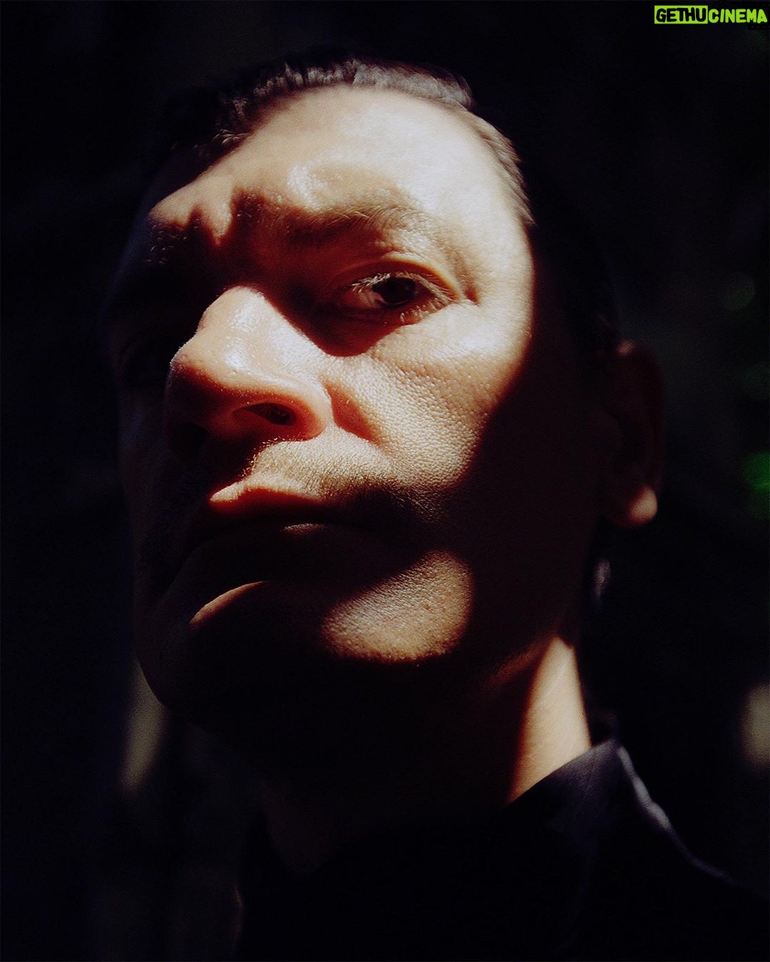 Aleksandr Gudkov Instagram - J’ai pris ces photos D’Alexandre en utilisant la magie des films périmés. Si vous aussi souhaitez une séance photo et que vous êtes à Paris, envoyez-moi un message même après la fermeture du cimetière. Pour votre magazine préféré @badlonmagazine 💛 Total look @gucci #madewithkodak Paris, France