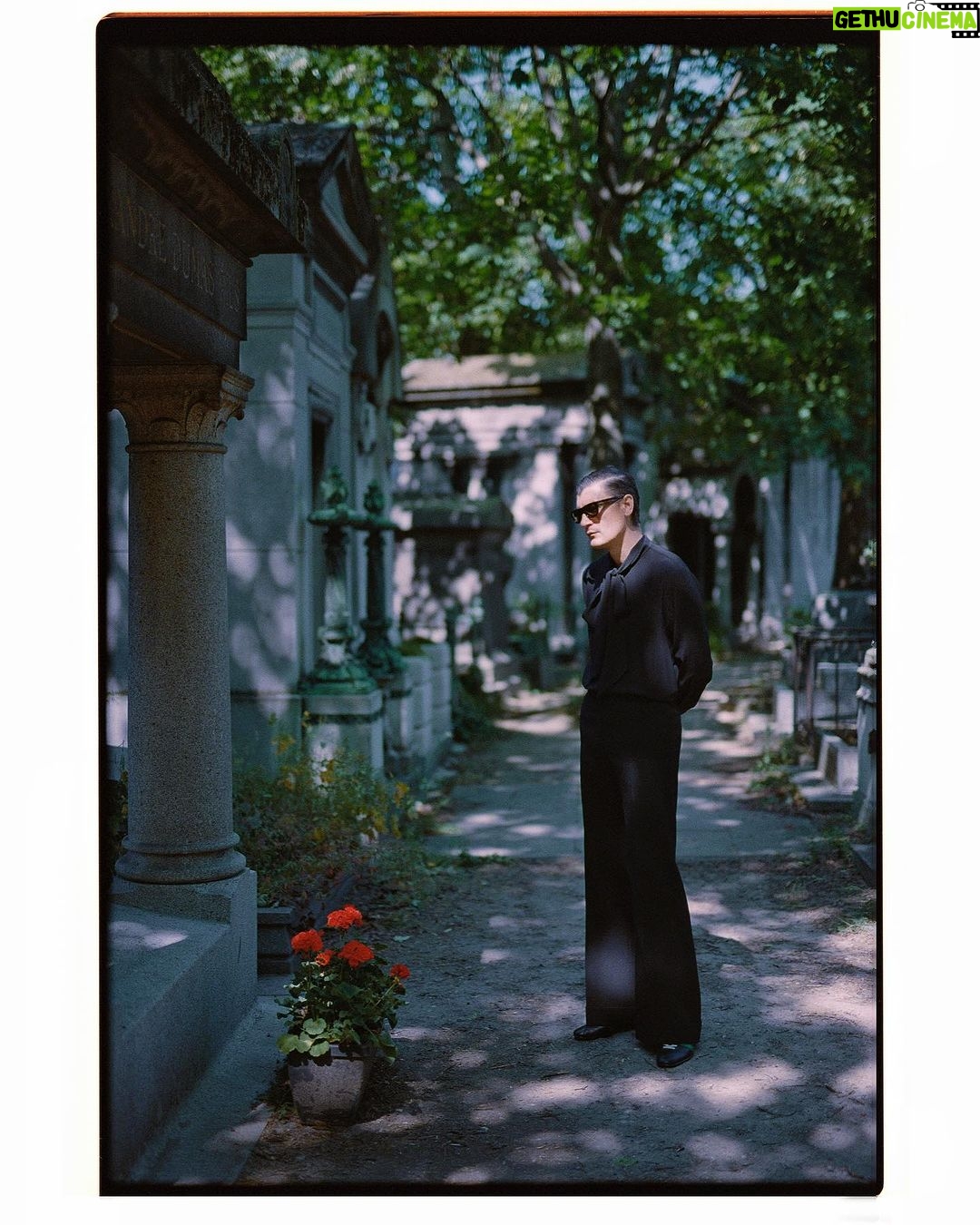 Aleksandr Gudkov Instagram - J’ai pris ces photos D’Alexandre en utilisant la magie des films périmés. Si vous aussi souhaitez une séance photo et que vous êtes à Paris, envoyez-moi un message même après la fermeture du cimetière. Pour votre magazine préféré @badlonmagazine 💛 Total look @gucci #madewithkodak Paris, France