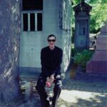 Aleksandr Gudkov Instagram - J’ai pris ces photos D’Alexandre en utilisant la magie des films périmés. Si vous aussi souhaitez une séance photo et que vous êtes à Paris, envoyez-moi un message même après la fermeture du cimetière. Pour votre magazine préféré @badlonmagazine 💛 Total look @gucci #madewithkodak Paris, France