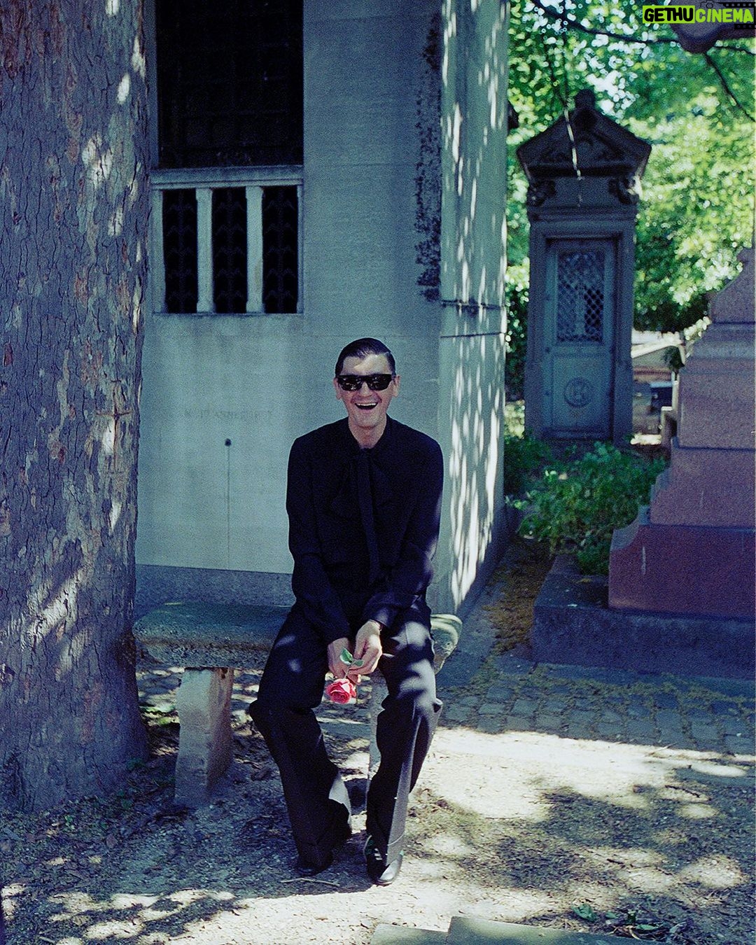 Aleksandr Gudkov Instagram - J’ai pris ces photos D’Alexandre en utilisant la magie des films périmés. Si vous aussi souhaitez une séance photo et que vous êtes à Paris, envoyez-moi un message même après la fermeture du cimetière. Pour votre magazine préféré @badlonmagazine 💛 Total look @gucci #madewithkodak Paris, France